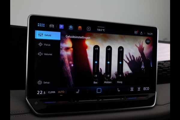 Volkswagen Tiguan 1.5 eHybrid Elegance 204 pk Automaat (DSG) | Verlengde garantie | Navigatie | Trekhaak (wegklapbaar) | Parkeersensoren (Park assist) | Rondomzicht camera | Stoelverwarming |