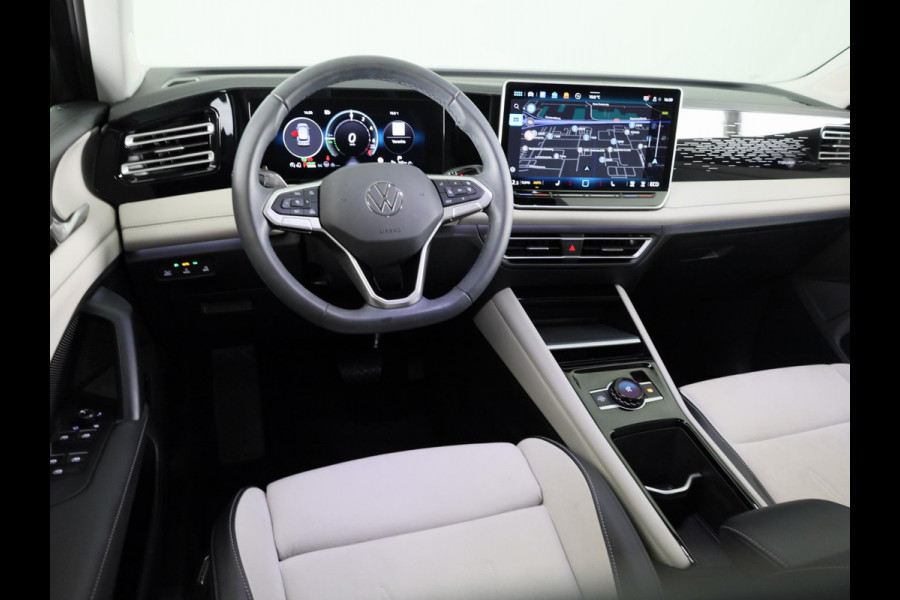 Volkswagen Tiguan 1.5 eHybrid Elegance 204 pk Automaat (DSG) | Verlengde garantie | Navigatie | Trekhaak (wegklapbaar) | Parkeersensoren (Park assist) | Rondomzicht camera | Stoelverwarming |