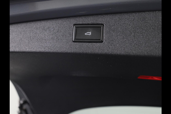 Volkswagen Tiguan 1.5 eHybrid Elegance 204 pk Automaat (DSG) | Verlengde garantie | Navigatie | Trekhaak (wegklapbaar) | Parkeersensoren (Park assist) | Rondomzicht camera | Stoelverwarming |