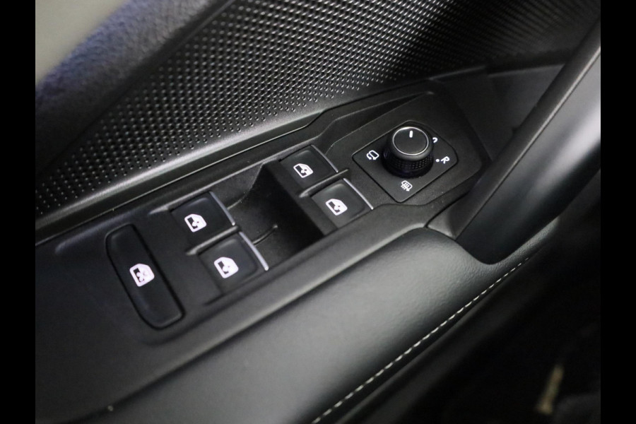 Volkswagen Tiguan 1.5 eHybrid Elegance 204 pk Automaat (DSG) | Verlengde garantie | Navigatie | Trekhaak (wegklapbaar) | Parkeersensoren (Park assist) | Rondomzicht camera | Stoelverwarming |