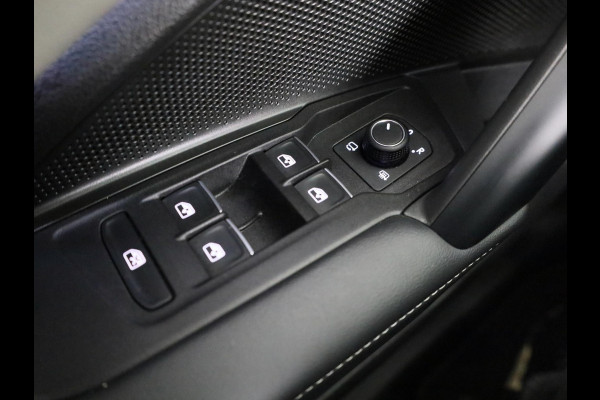 Volkswagen Tiguan 1.5 eHybrid Elegance 204 pk Automaat (DSG) | Verlengde garantie | Navigatie | Trekhaak (wegklapbaar) | Parkeersensoren (Park assist) | Rondomzicht camera | Stoelverwarming |