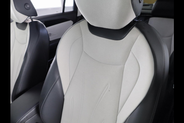 Volkswagen Tiguan 1.5 eHybrid Elegance 204 pk Automaat (DSG) | Verlengde garantie | Navigatie | Trekhaak (wegklapbaar) | Parkeersensoren (Park assist) | Rondomzicht camera | Stoelverwarming |