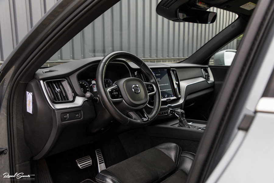 Volvo XC60 2.0 T5 R-Design | Cruise control | Zwenkbare trekhaak | Apple carplay |