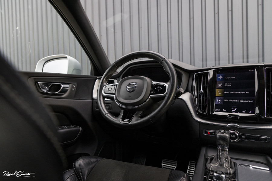 Volvo XC60 2.0 T5 R-Design | Cruise control | Zwenkbare trekhaak | Apple carplay |