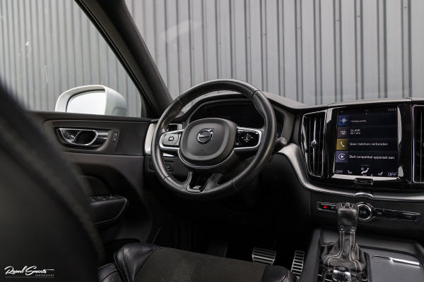 Volvo XC60 2.0 T5 R-Design | Cruise control | Zwenkbare trekhaak | Apple carplay |