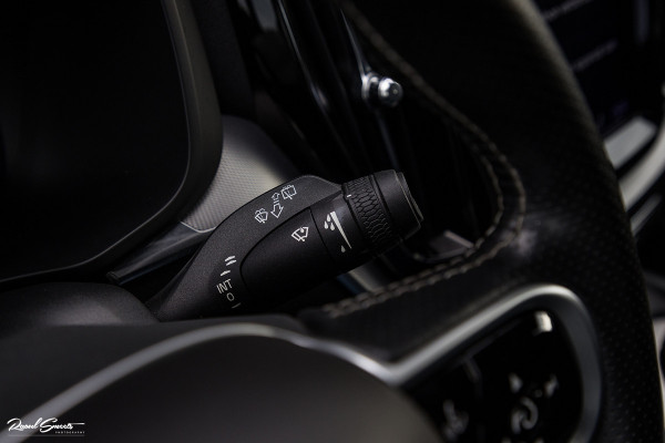 Volvo XC60 2.0 T5 R-Design | Cruise control | Zwenkbare trekhaak | Apple carplay |