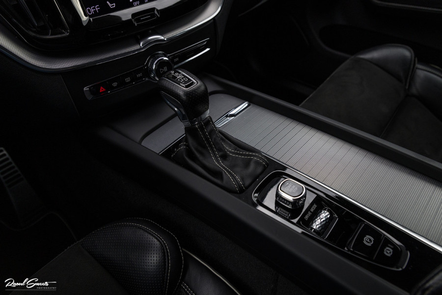 Volvo XC60 2.0 T5 R-Design | Cruise control | Zwenkbare trekhaak | Apple carplay |