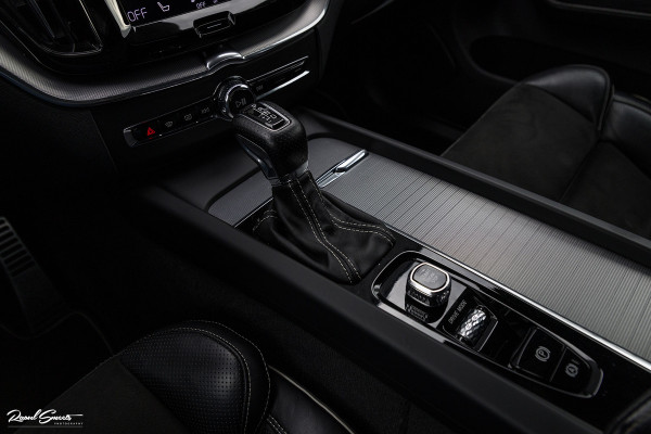 Volvo XC60 2.0 T5 R-Design | Cruise control | Zwenkbare trekhaak | Apple carplay |