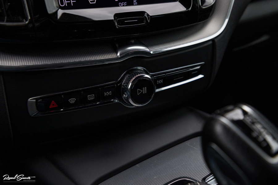 Volvo XC60 2.0 T5 R-Design | Cruise control | Zwenkbare trekhaak | Apple carplay |