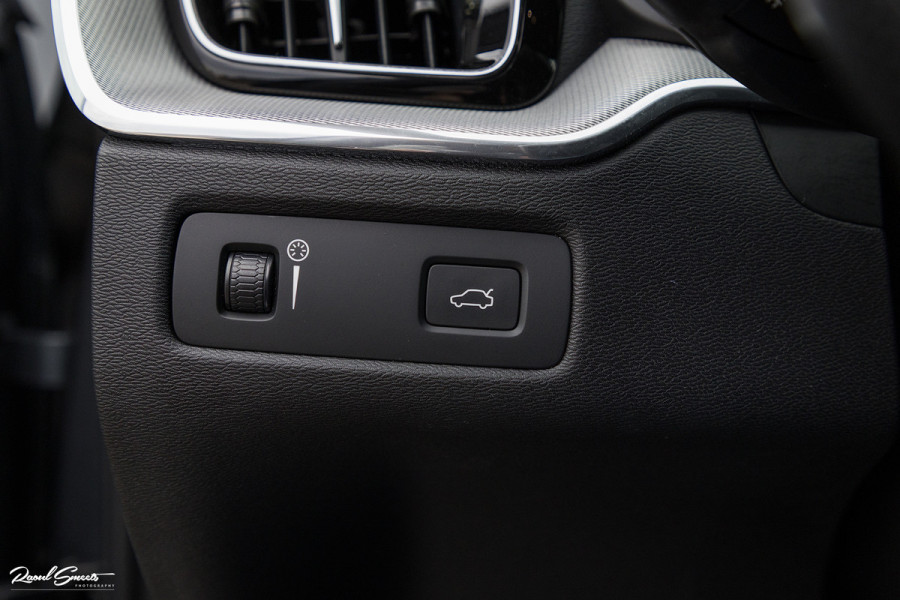 Volvo XC60 2.0 T5 R-Design | Cruise control | Zwenkbare trekhaak | Apple carplay |