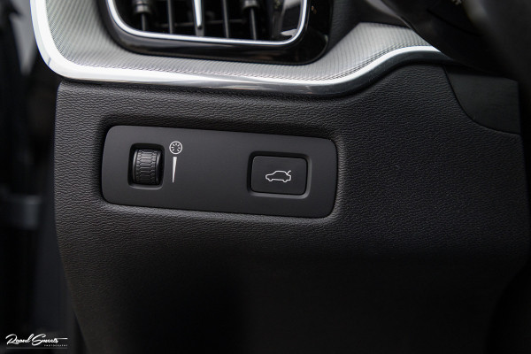 Volvo XC60 2.0 T5 R-Design | Cruise control | Zwenkbare trekhaak | Apple carplay |