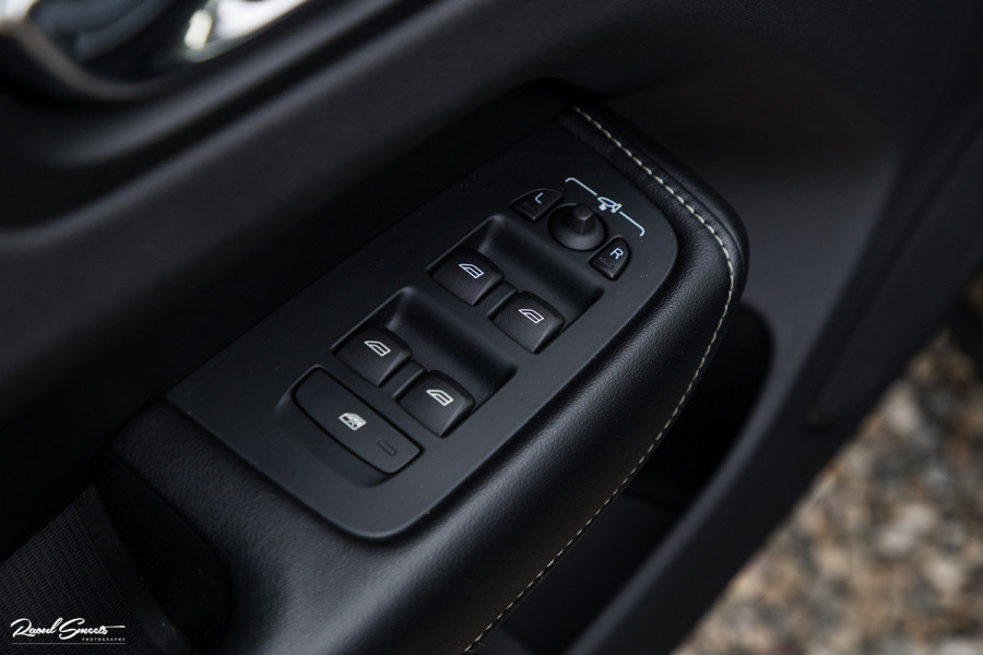 Volvo XC60 2.0 T5 R-Design | Cruise control | Zwenkbare trekhaak | Apple carplay |