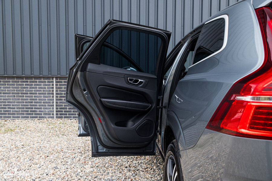 Volvo XC60 2.0 T5 R-Design | Cruise control | Zwenkbare trekhaak | Apple carplay |