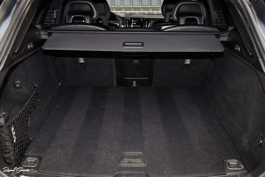 Volvo XC60 2.0 T5 R-Design | Cruise control | Zwenkbare trekhaak | Apple carplay |