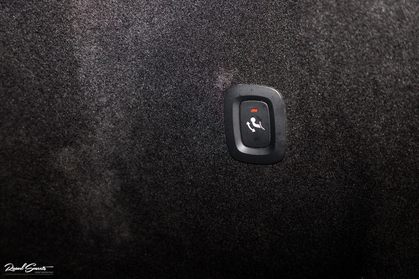 Volvo XC60 2.0 T5 R-Design | Cruise control | Zwenkbare trekhaak | Apple carplay |