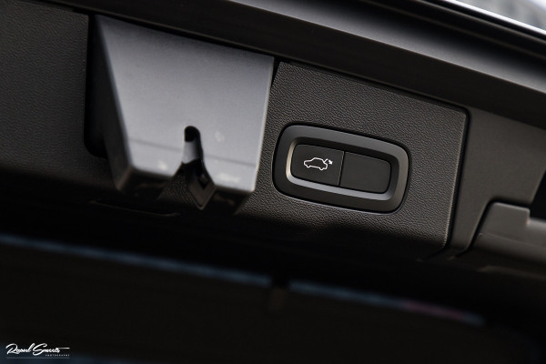 Volvo XC60 2.0 T5 R-Design | Cruise control | Zwenkbare trekhaak | Apple carplay |