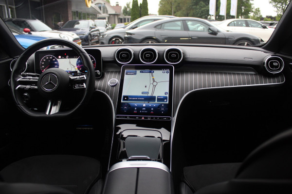 Mercedes-Benz C-Klasse 180 AMG Line / Camera / Leder&Alcantara / 18'' / Navigatie / DAB / Dodehoek / Stoelverwarming / Cruise Control
