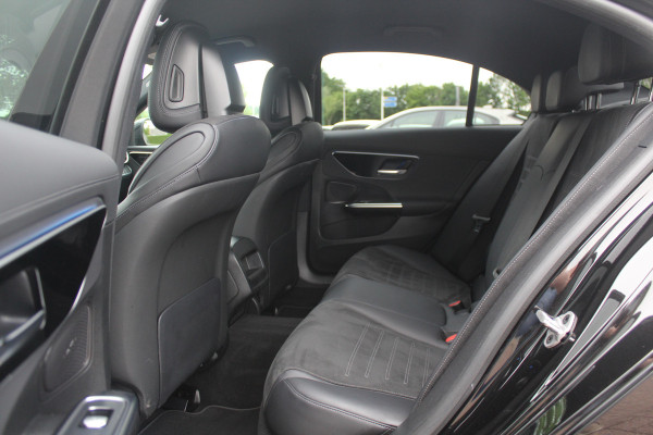 Mercedes-Benz C-Klasse 180 AMG Line / Camera / Leder&Alcantara / 18'' / Navigatie / DAB / Dodehoek / Stoelverwarming / Cruise Control