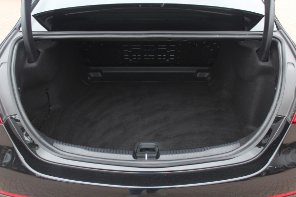 Mercedes-Benz C-Klasse 180 AMG Line / Camera / Leder&Alcantara / 18'' / Navigatie / DAB / Dodehoek / Stoelverwarming / Cruise Control