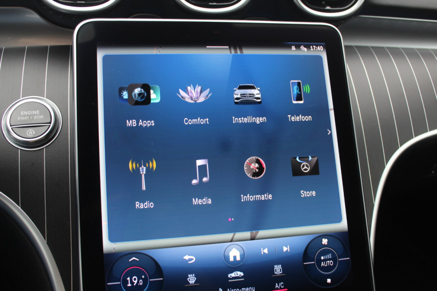 Mercedes-Benz C-Klasse 180 AMG Line / Camera / Leder&Alcantara / 18'' / Navigatie / DAB / Dodehoek / Stoelverwarming / Cruise Control