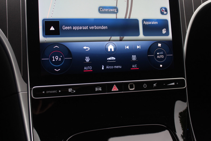 Mercedes-Benz C-Klasse 180 AMG Line / Camera / Leder&Alcantara / 18'' / Navigatie / DAB / Dodehoek / Stoelverwarming / Cruise Control