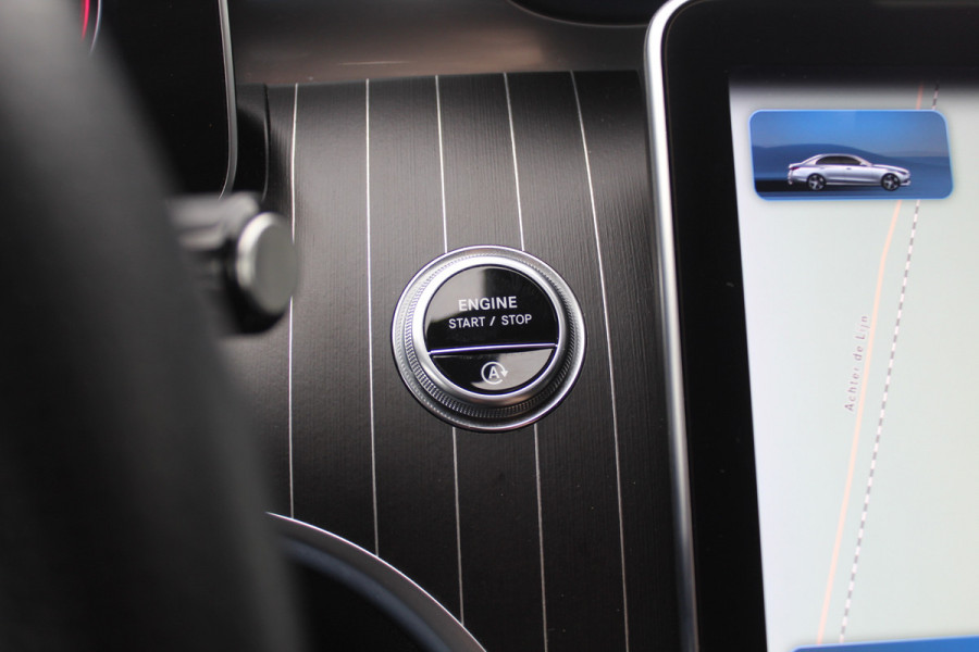 Mercedes-Benz C-Klasse 180 AMG Line / Camera / Leder&Alcantara / 18'' / Navigatie / DAB / Dodehoek / Stoelverwarming / Cruise Control