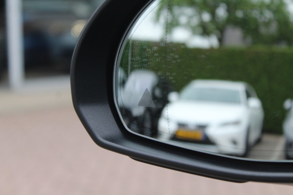 Mercedes-Benz C-Klasse 180 AMG Line / Camera / Leder&Alcantara / 18'' / Navigatie / DAB / Dodehoek / Stoelverwarming / Cruise Control