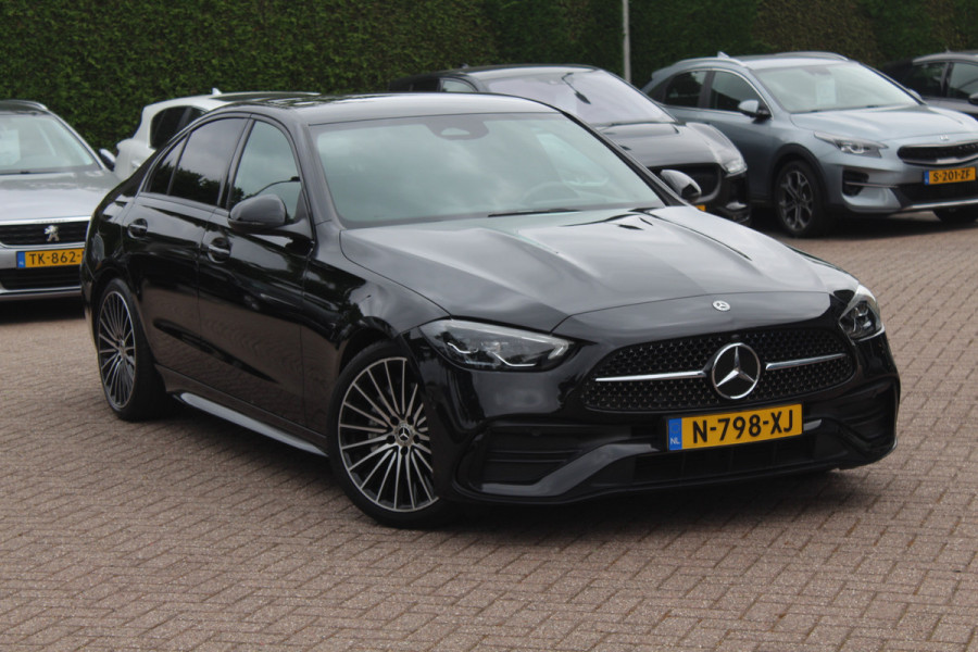 Mercedes-Benz C-Klasse 180 AMG Line / Camera / Leder&Alcantara / 18'' / Navigatie / DAB / Dodehoek / Stoelverwarming / Cruise Control