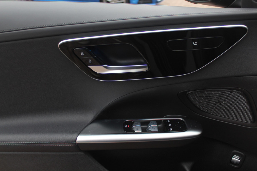 Mercedes-Benz C-Klasse 180 AMG Line / Camera / Leder&Alcantara / 18'' / Navigatie / DAB / Dodehoek / Stoelverwarming / Cruise Control