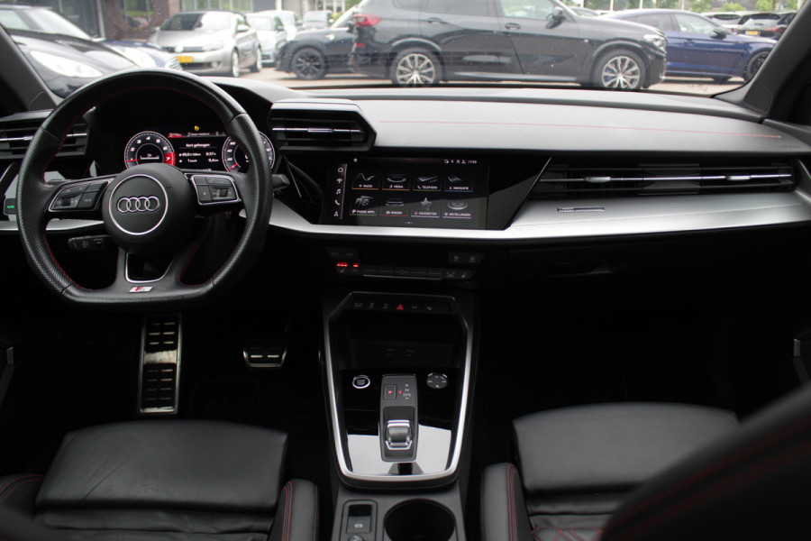 Audi A3 Limousine 30 TFSI S edition / Panoramadak / Camera / Head-up / Luxe Leder / B&O / Carbon spoiler / Dodehoek / Navigatie / ACC / DAB