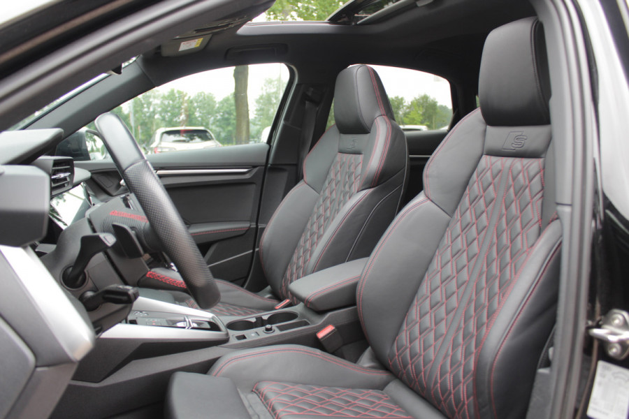 Audi A3 Limousine 30 TFSI S edition / Panoramadak / Camera / Head-up / Luxe Leder / B&O / Carbon spoiler / Dodehoek / Navigatie / ACC / DAB