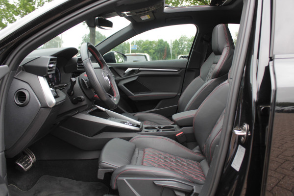 Audi A3 Limousine 30 TFSI S edition / Panoramadak / Camera / Head-up / Luxe Leder / B&O / Carbon spoiler / Dodehoek / Navigatie / ACC / DAB