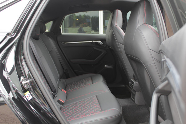 Audi A3 Limousine 30 TFSI S edition / Panoramadak / Camera / Head-up / Luxe Leder / B&O / Carbon spoiler / Dodehoek / Navigatie / ACC / DAB