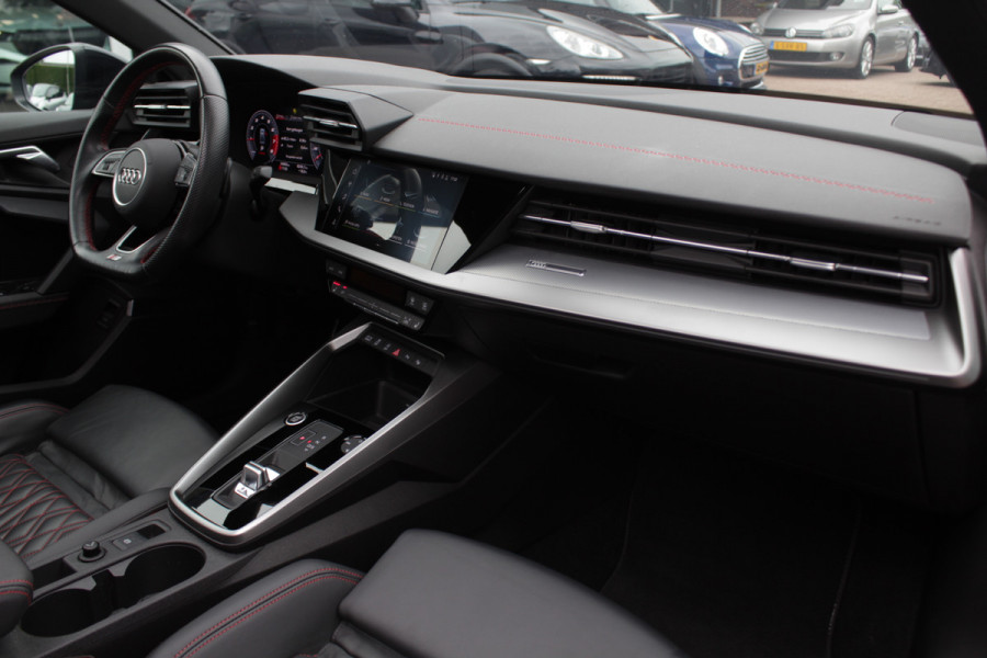 Audi A3 Limousine 30 TFSI S edition / Panoramadak / Camera / Head-up / Luxe Leder / B&O / Carbon spoiler / Dodehoek / Navigatie / ACC / DAB
