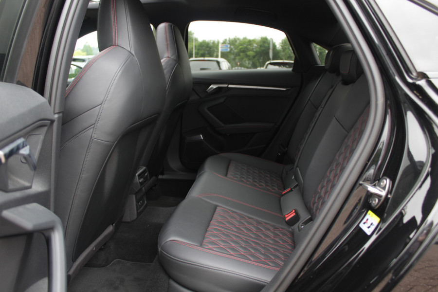 Audi A3 Limousine 30 TFSI S edition / Panoramadak / Camera / Head-up / Luxe Leder / B&O / Carbon spoiler / Dodehoek / Navigatie / ACC / DAB