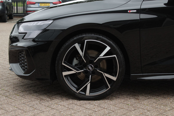 Audi A3 Limousine 30 TFSI S edition / Panoramadak / Camera / Head-up / Luxe Leder / B&O / Carbon spoiler / Dodehoek / Navigatie / ACC / DAB