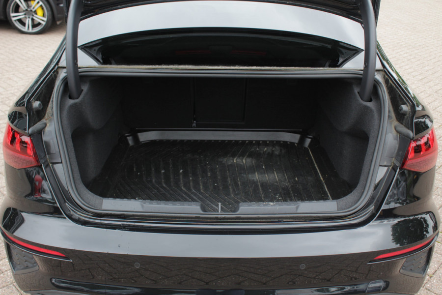 Audi A3 Limousine 30 TFSI S edition / Panoramadak / Camera / Head-up / Luxe Leder / B&O / Carbon spoiler / Dodehoek / Navigatie / ACC / DAB