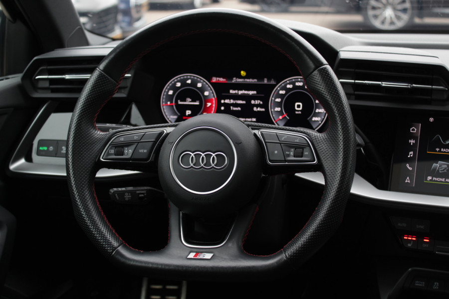 Audi A3 Limousine 30 TFSI S edition / Panoramadak / Camera / Head-up / Luxe Leder / B&O / Carbon spoiler / Dodehoek / Navigatie / ACC / DAB