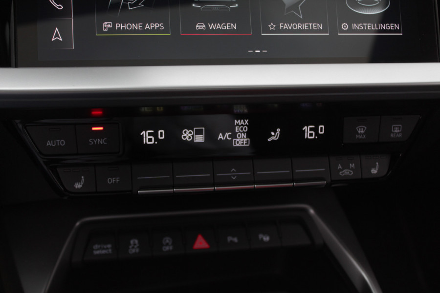 Audi A3 Limousine 30 TFSI S edition / Panoramadak / Camera / Head-up / Luxe Leder / B&O / Carbon spoiler / Dodehoek / Navigatie / ACC / DAB