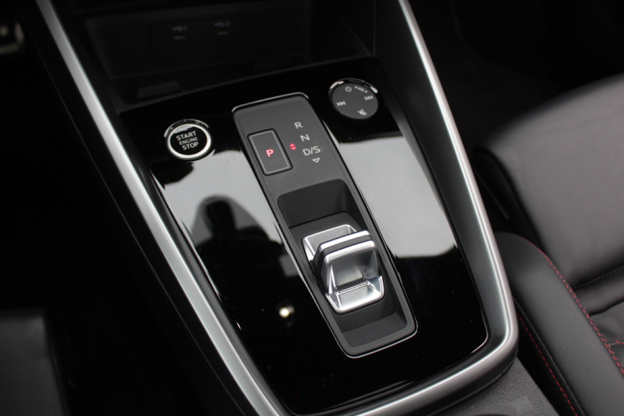 Audi A3 Limousine 30 TFSI S edition / Panoramadak / Camera / Head-up / Luxe Leder / B&O / Carbon spoiler / Dodehoek / Navigatie / ACC / DAB