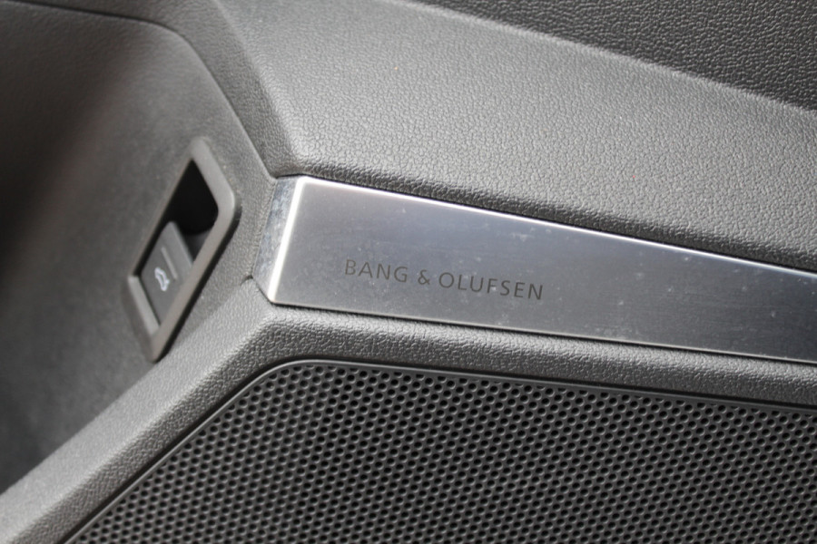 Audi A3 Limousine 30 TFSI S edition / Panoramadak / Camera / Head-up / Luxe Leder / B&O / Carbon spoiler / Dodehoek / Navigatie / ACC / DAB