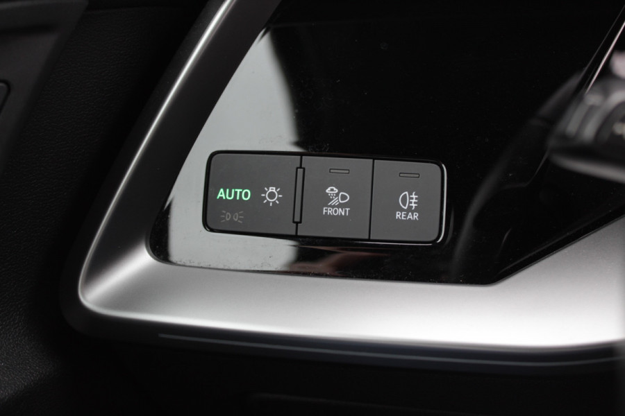 Audi A3 Limousine 30 TFSI S edition / Panoramadak / Camera / Head-up / Luxe Leder / B&O / Carbon spoiler / Dodehoek / Navigatie / ACC / DAB