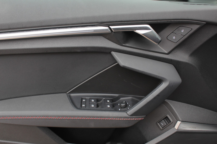 Audi A3 Limousine 30 TFSI S edition / Panoramadak / Camera / Head-up / Luxe Leder / B&O / Carbon spoiler / Dodehoek / Navigatie / ACC / DAB