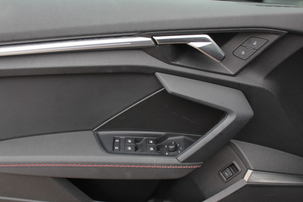 Audi A3 Limousine 30 TFSI S edition / Panoramadak / Camera / Head-up / Luxe Leder / B&O / Carbon spoiler / Dodehoek / Navigatie / ACC / DAB