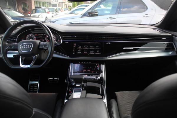 Audi Q8 55 TFSI quattro Pro Line Plus / Trekhaak / Panoramadak / 360Camera / Achterasbesturing / Softclose / 22'' / B&O / Sfeerverlichting / Dodehoek / DAB / Stoelverwarming / ACC