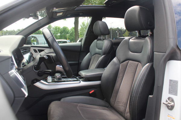 Audi Q8 55 TFSI quattro Pro Line Plus / Trekhaak / Panoramadak / 360Camera / Achterasbesturing / Softclose / 22'' / B&O / Sfeerverlichting / Dodehoek / DAB / Stoelverwarming / ACC
