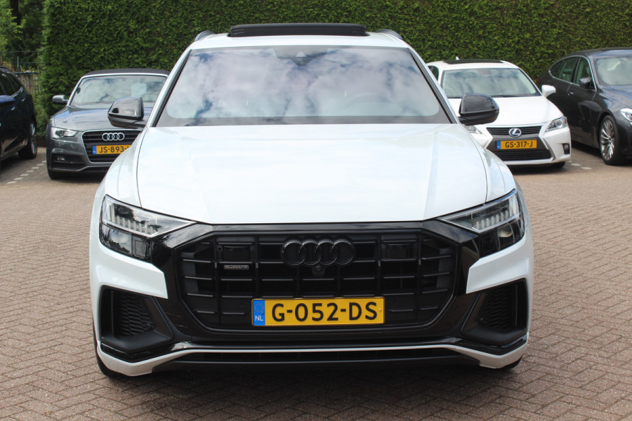 Audi Q8 55 TFSI quattro Pro Line Plus / Trekhaak / Panoramadak / 360Camera / Achterasbesturing / Softclose / 22'' / B&O / Sfeerverlichting / Dodehoek / DAB / Stoelverwarming / ACC