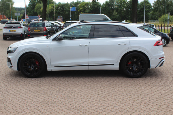 Audi Q8 55 TFSI quattro Pro Line Plus / Trekhaak / Panoramadak / 360Camera / Achterasbesturing / Softclose / 22'' / B&O / Sfeerverlichting / Dodehoek / DAB / Stoelverwarming / ACC