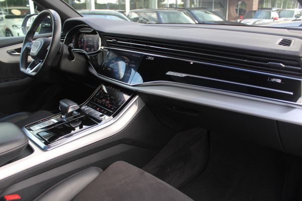 Audi Q8 55 TFSI quattro Pro Line Plus / Trekhaak / Panoramadak / 360Camera / Achterasbesturing / Softclose / 22'' / B&O / Sfeerverlichting / Dodehoek / DAB / Stoelverwarming / ACC