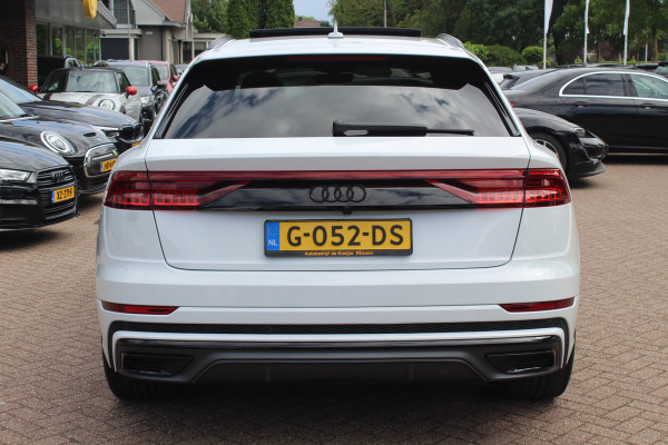 Audi Q8 55 TFSI quattro Pro Line Plus / Trekhaak / Panoramadak / 360Camera / Achterasbesturing / Softclose / 22'' / B&O / Sfeerverlichting / Dodehoek / DAB / Stoelverwarming / ACC